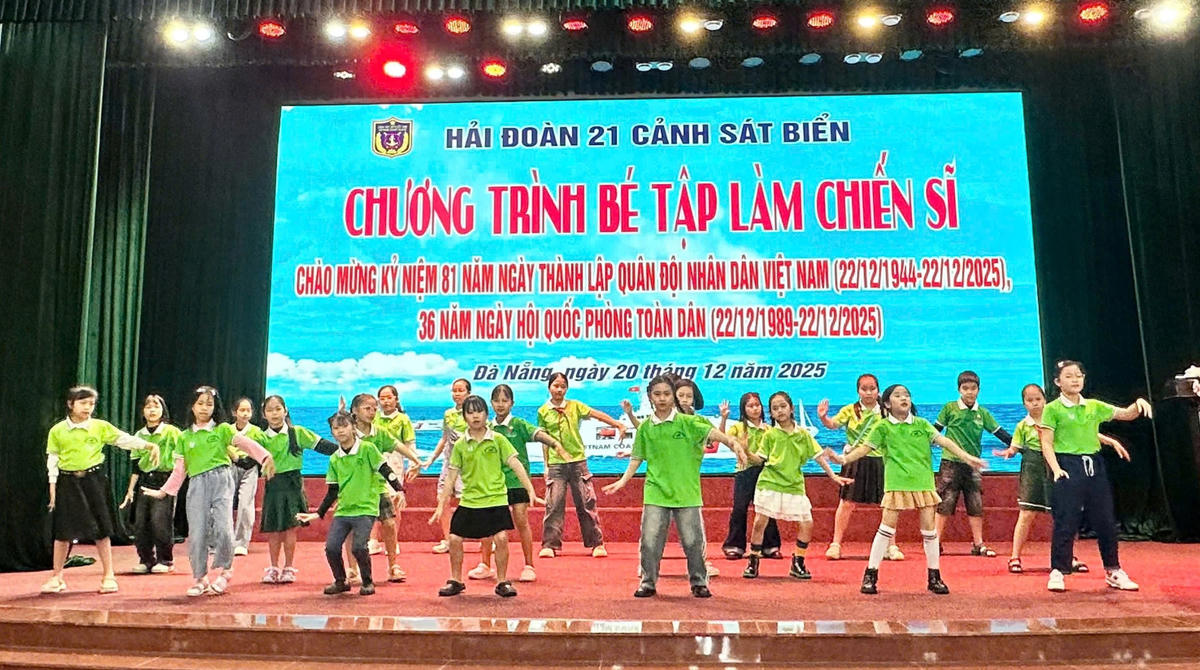 Các tiết mục văn nghệ đặc sắc mở đầu chương trình. Ảnh: CV.