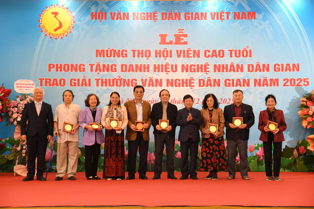 Trong khuôn khổ chương trình, Hội Văn nghệ Dân gian Việt Nam cũng công bố danh sách nghệ nhân được phong tặng danh hiệu Nghệ nhân Dân gian năm 2025, đồng thời, tổ chức mừng thọ cho 28 nghệ nhân. Ảnh: Phạm Sỹ.