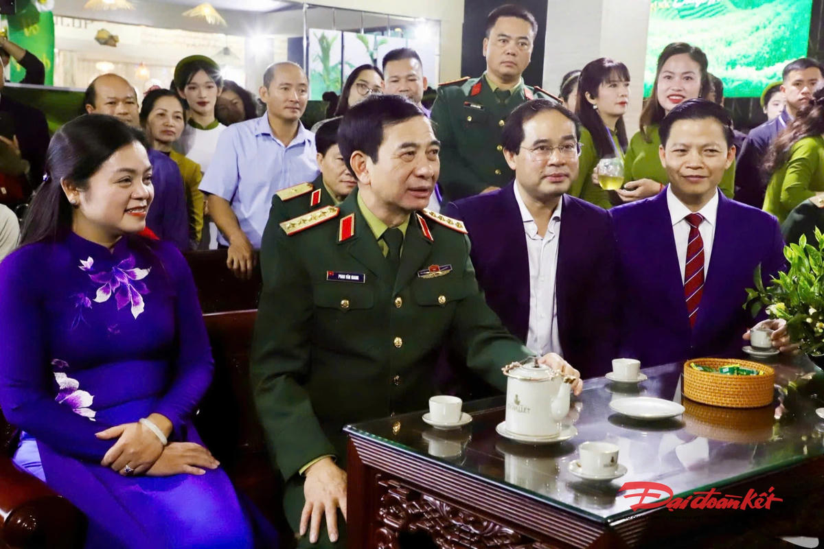 Đại tướng Phan Văn Giang cùng lãnh đạo tỉnh Thái Nguyên tham gia thưởng trà tại&nbsp;Lễ hội ‘Thái Nguyên - Hương sắc danh trà’. Ảnh: Toán Nguyễn.