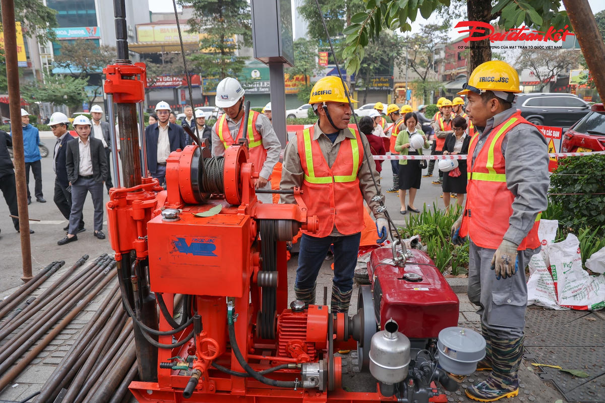 6 dàn khoan thực hiện khoan khảo sát địa chất.