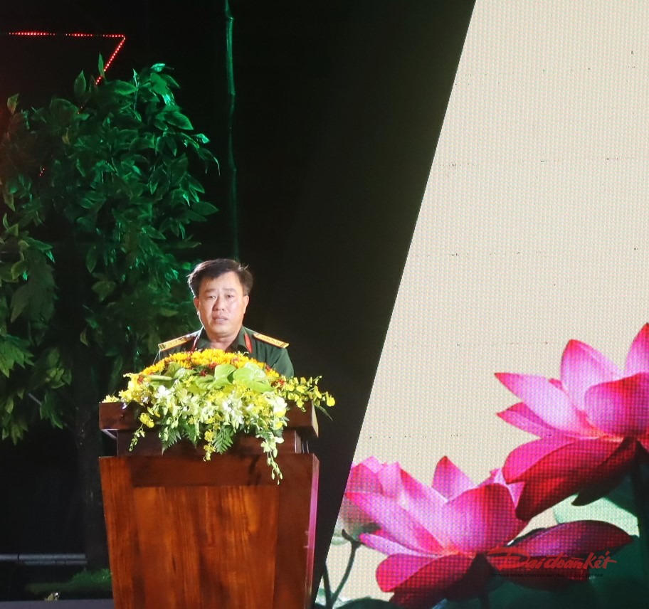 Đại tá Thái Thành Đức - Phó Chủ nhiệm Chính trị Quân khu 7 phát biểu tại buổi lễ. Ảnh: Hồng Phúc.