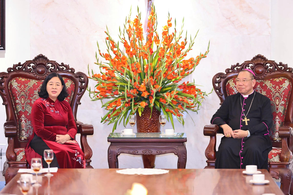 Chủ tịch Bùi Thị Minh Hoài trò chuyện cùng Tổng Giám mục Tổng Giáo phận Hà Nội, Phó Chủ tịch Hội đồng Giám mục Việt Nam Vũ Văn Thiên