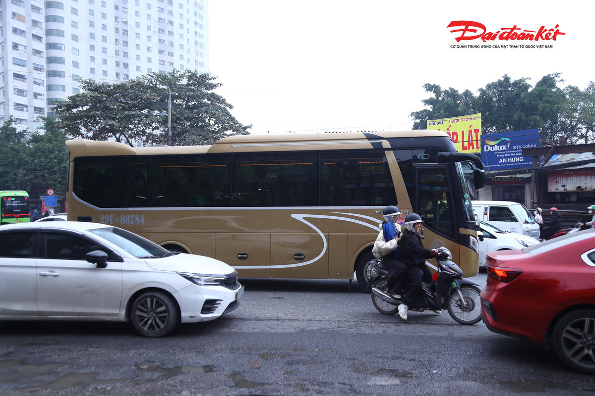 Vào giờ cao điểm vẫn còn xe khách, xe tải lưu thông cần lực lượng chức năng tiếp tục kiểm tra, xử lý.