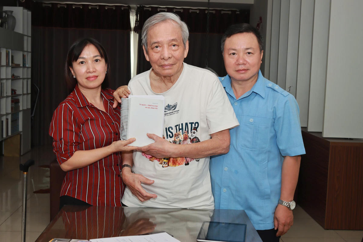 Ông Lê Quang Vịnh trao tặng bản thảo cuốn hồi ký Tổ quốc-Quê hương và Gia đình tôi cho Bảo tàng Mặt trận Tổ quốc Việt Nam.