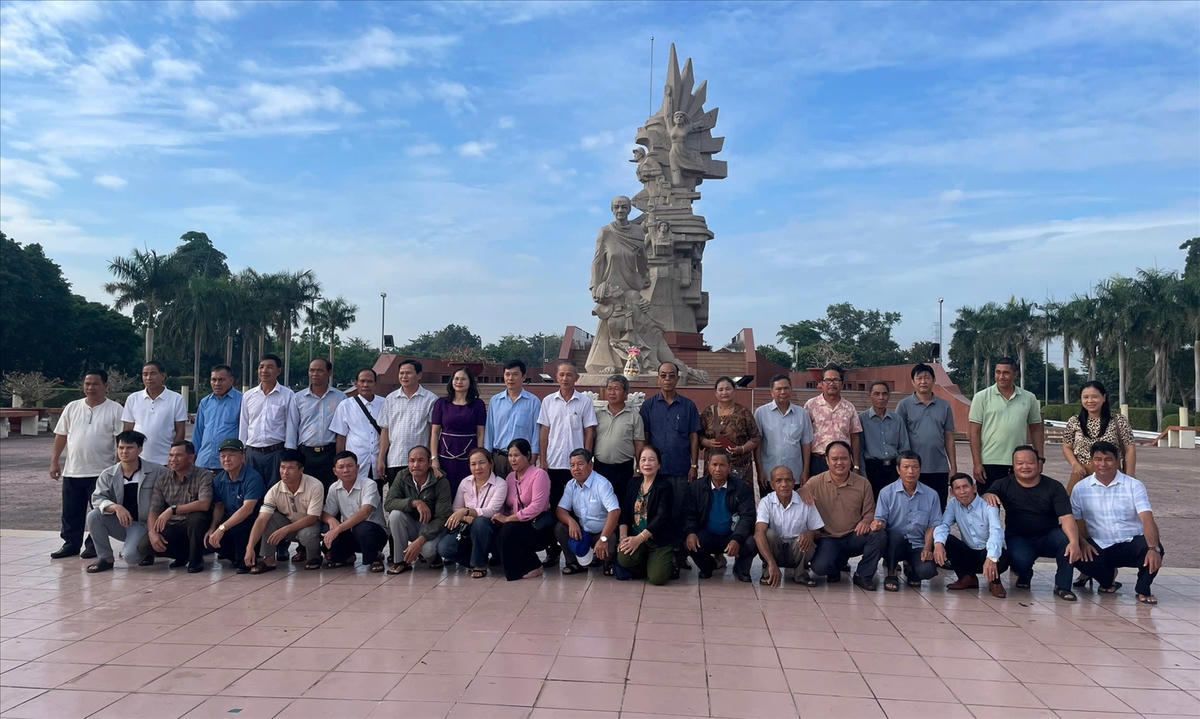 Đoàn địa biểu Người có uy tín đi tham quan, học tập kinh nghiệm tại một số tỉnh, thành phố phía Nam