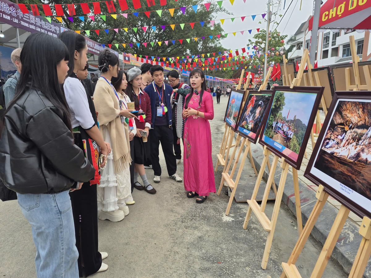 Khám phá những hình ảnh đẹp về đất nước, con người Việt Nam và những nét văn hóa đậm bản sắc Điện Biên - Tây Bắc trong không gian triển lãm, Lễ hội. Ảnh: T.H