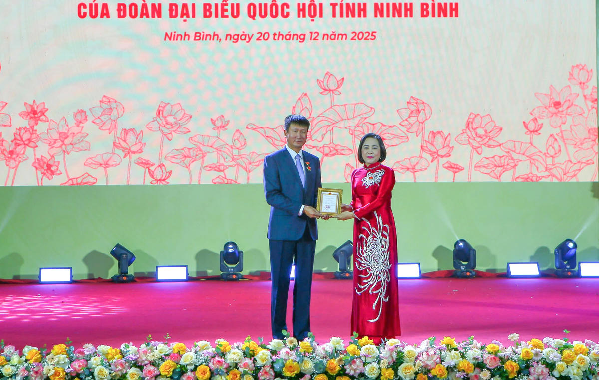 Phó Chủ tịch Quốc hội Nguyễn Thị Thanh trao kỷ niệm chương 'vì sự nghiệp Quốc hội Việt Nam' cho Chủ tịch UBND tỉnh Trần Huy Tuấn. Ảnh: Công Luật