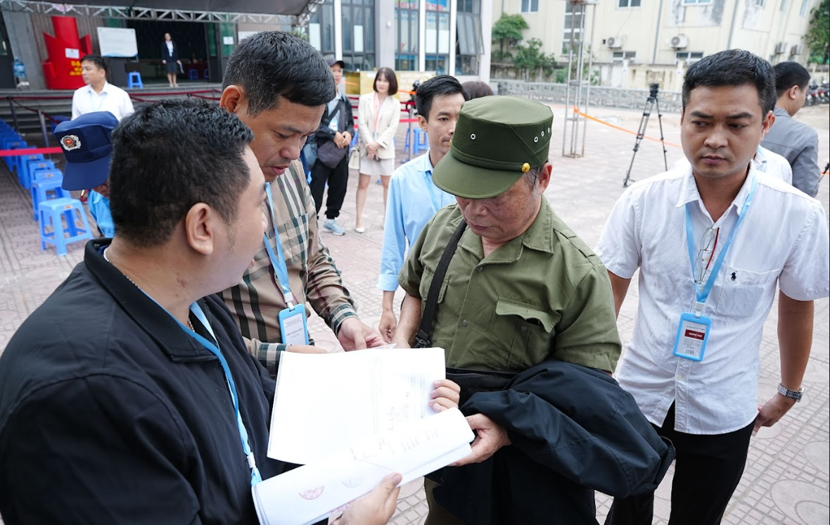 Kiểm soát hồ sơ mang theo phải đúng tên, đúng người, đúng căn cước công dân mang theo.