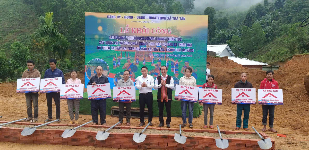 UBND xã Trà Tân khởi công triển khai "chiến dịch Quang Trung" xây dựng nhà mới cho bà con vùng sạt lở núi. Ảnh: CV.