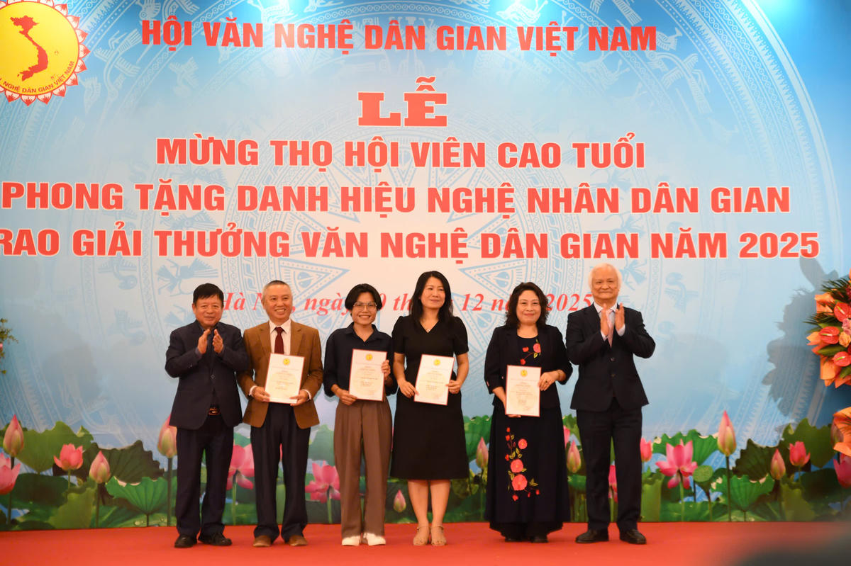 Ban tổ chức trao các công trình đoạt giải Nhì B. Ảnh: Phạm Sỹ.