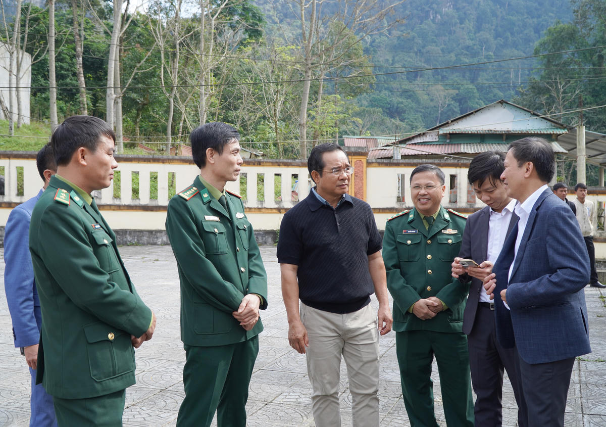 Chủ tịch UBND TP Hồ Chí Minh trao đổi công việc với Bí thư Đảng uỷ xã Thượng Trạch. Ảnh: Xuân Thi.