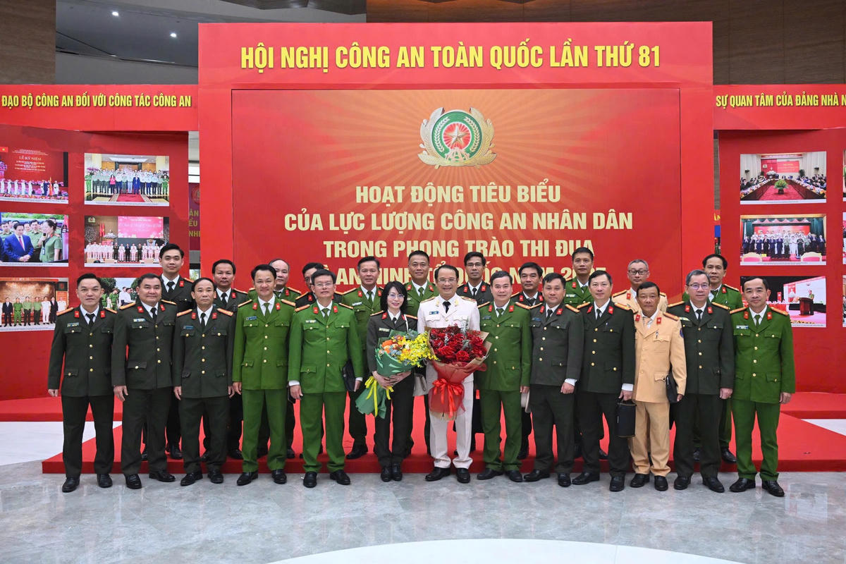 Lãnh đạo Công an tỉnh Quảng Ngãi và các phòng trực thuộc tặng hoa chúc mừng thiếu tướng Hồ Song Ân (trang phục trắng).