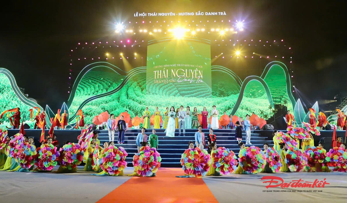 Chương trình nghệ thuật khai mạc&nbsp;Lễ hội ‘Thái Nguyên - Hương sắc danh trà’. Ảnh: Toán Nguyễn.