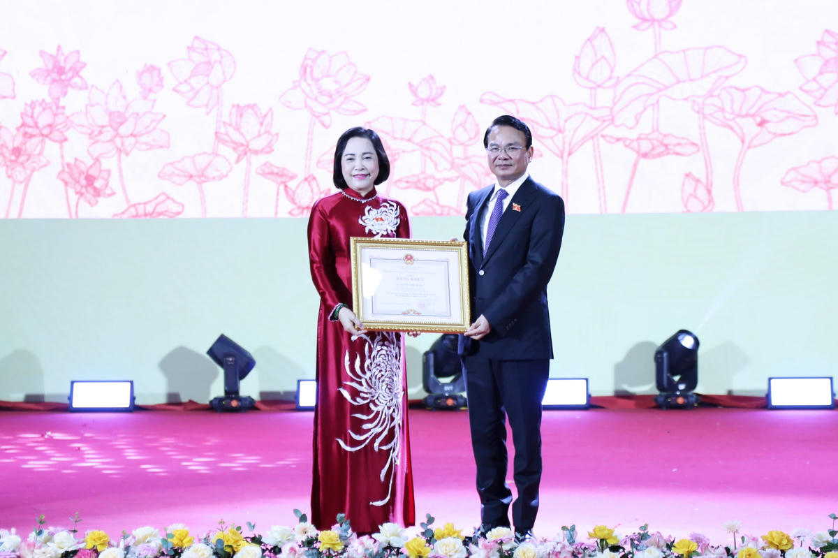 Bí thư Tỉnh ủy Ninh Bình Đặng Xuân Phong trao Bằng khen tặng Phó Chủ tịch Quốc hội Nguyễn Thị Thanh. Ảnh: Trọng Hiếu
