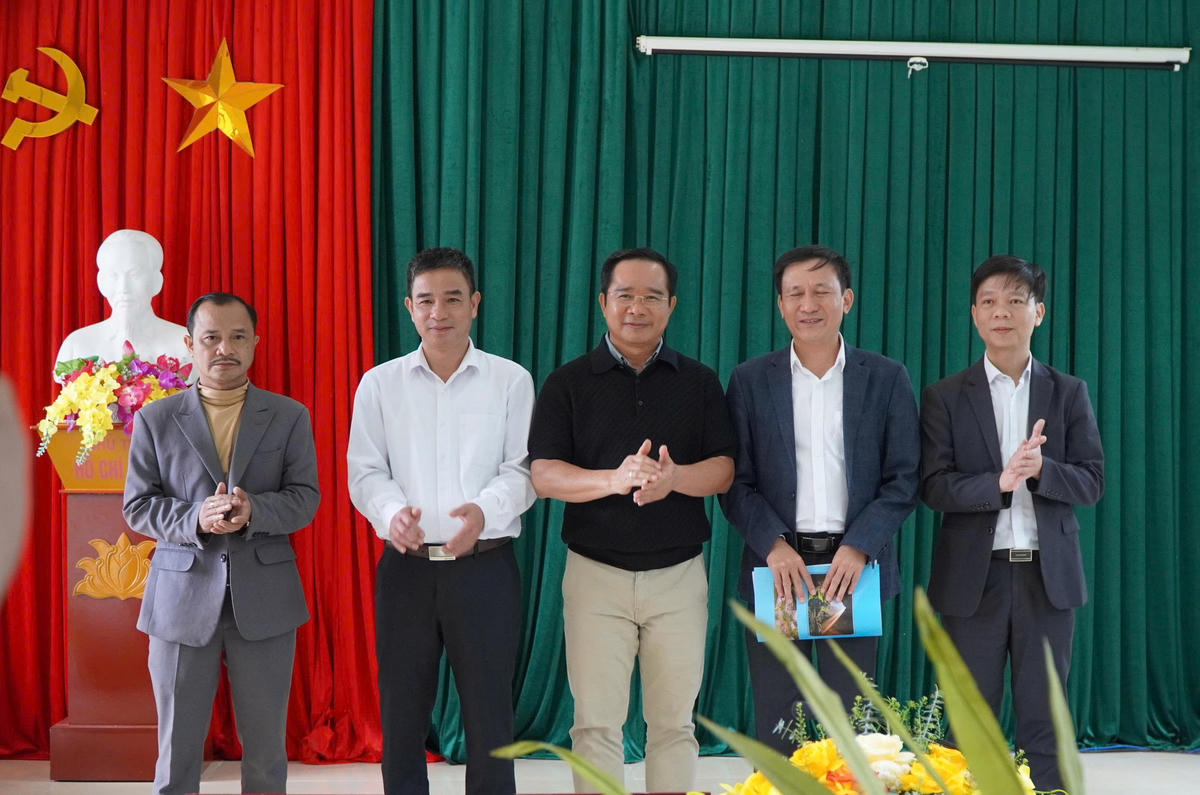 Lãnh đạo xã Thượng Trạch nhận quà tượng trưng do Chủ tịch UBND TP Hồ Chí Minh trao tặng. Ảnh: Xuân Thi.