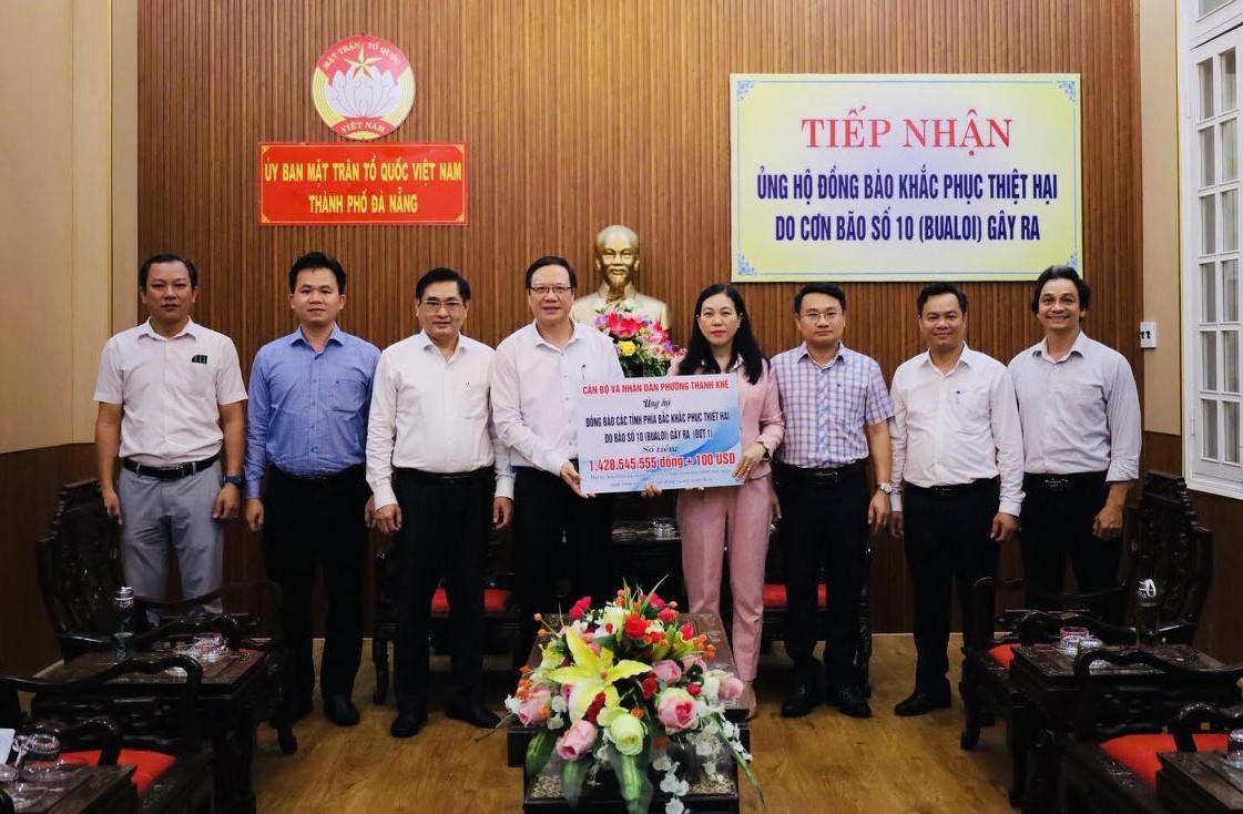Phường Thanh Khê ủng hộ đồng bào vùng thiên tai thông qua Ủy ban Mặt trận Tổ quốc Việt Nam TP Đà Nẵng. Ảnh: Nguyễn Tú.