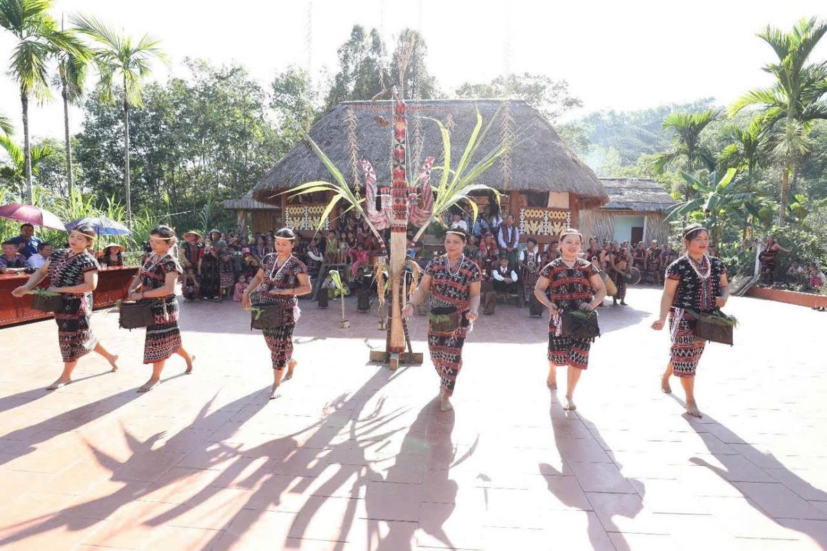 Lễ hội Mừng lúa mới của người Cơ Tu thuộc các xã Nam Đông, Long Quảng, Khe Tre (thành phố Huế) được công nhận là Di sản văn hóa phi vật thể quốc gia. Ảnh: SVH.