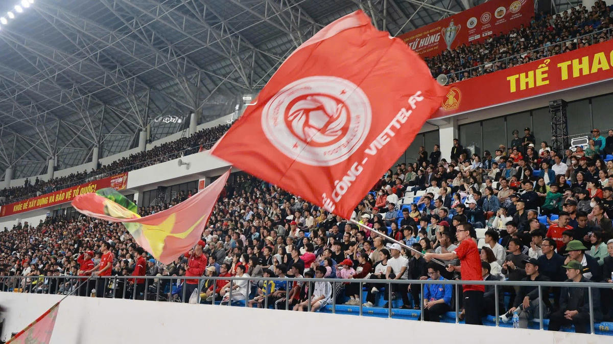 Không khí cuồng nhiệt của các cổ động viên trên Sân vận động Thái Nguyên theo dõi Giải bóng đá Tứ hùng - Thái Nguyên 2025. Ảnh: Toán Nguyễn.