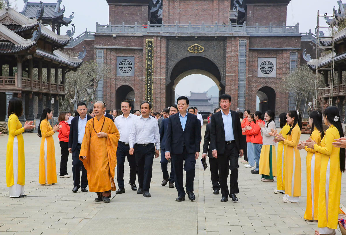 Phó Thủ tướng Mai Văn Chính và đoàn công tác kiểm tra tại Đàn Kính Thiên. Ảnh: Tuấn Vũ