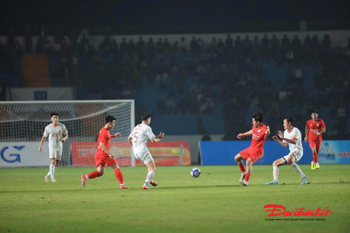 Dù là giải giao hữu, nhưng các đội bóng thi đấu với quyết tâm cao, nhiều pha bóng quyết liệt, nảy lửa cống hiến cho khán giả. Ảnh: Toán Nguyễn.