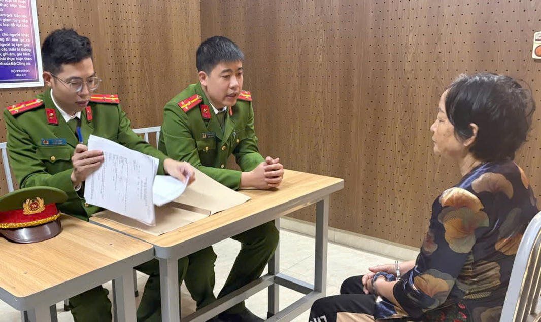 Công an lấy lời khai của bà Thập. Ảnh: CATH