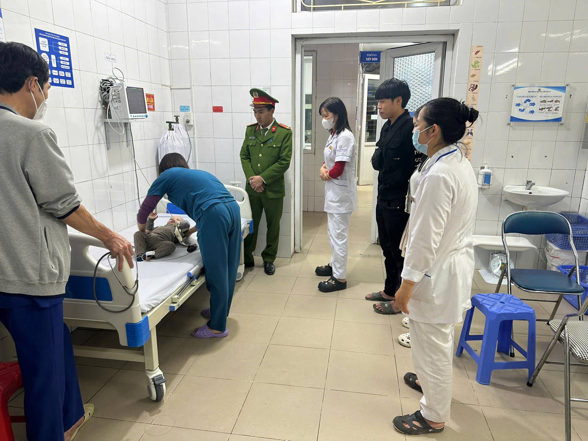 Nhờ được sơ cứu ban đầu và đưa đi cấp cứu kịp thời, sức khỏe của cháu bé đã ổn định. Ảnh: Công an phường Văn Phú.