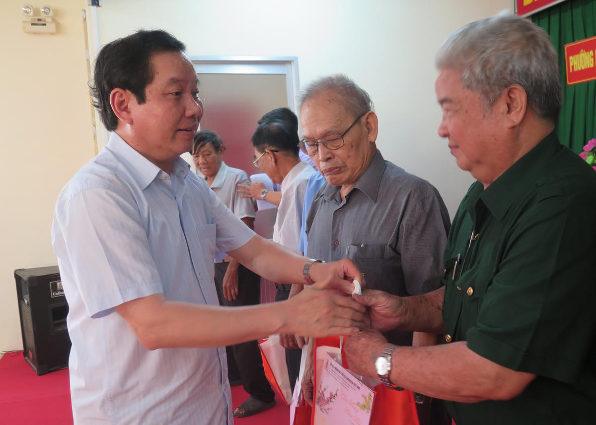 Trung tướng Nguyễn Hữu Chính - Chủ tịch Hội Nạn nhân chất độc da cam/dioxin Việt Nam thăm, tặng quà nạn nhân chất độc da cam tại TP Cần Thơ.