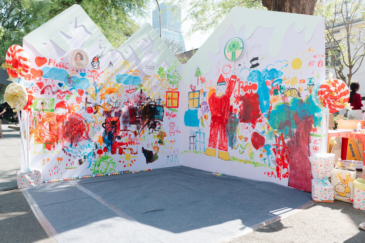 Bức họa lớn đầy màu sắc được các bệnh nhi thực hiện. Ảnh: T.M