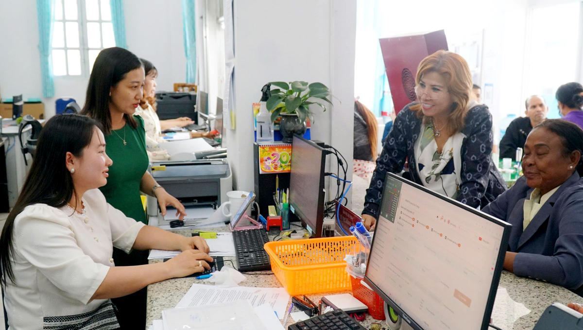 Cán bộ, công chức Trung tâm Phục vụ hành chính công phường Sóc Trăng tận tụy phục vụ nhân dân.