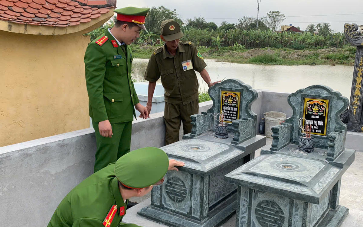 Người thân lập bia mộ cho Thu do nghĩ Thu 'đã chết' năm 2020. Ảnh: CATH