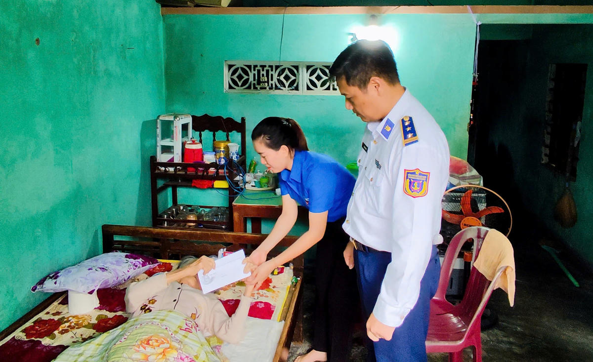 Thượng tá Trần Quốc Dinh, Chủ nhiệm Chính trị Hải đoàn 21 đến thăm, tặng quà gia đình chính sách, có hoàn cảnh khó khăn tại xã Tam Hải. Ảnh: CV.