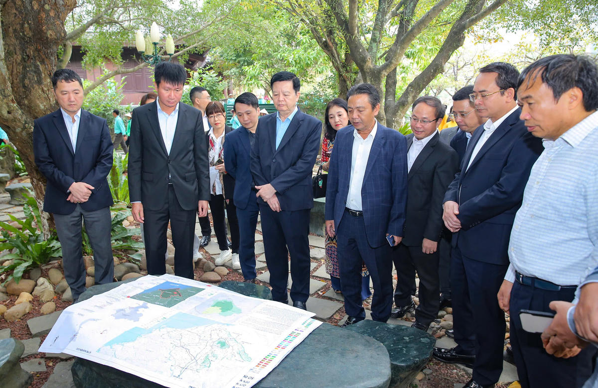 Chủ tịch UBND tỉnh Trần Huy Tuấn (thứ 2 từ trái qua) khẳng định sẽ phối hợp chặt chẽ với các bộ, ngành để sớm hoàn thiện, đưa quy hoạch vào thực tiễn. Ảnh: Tuấn Vũ