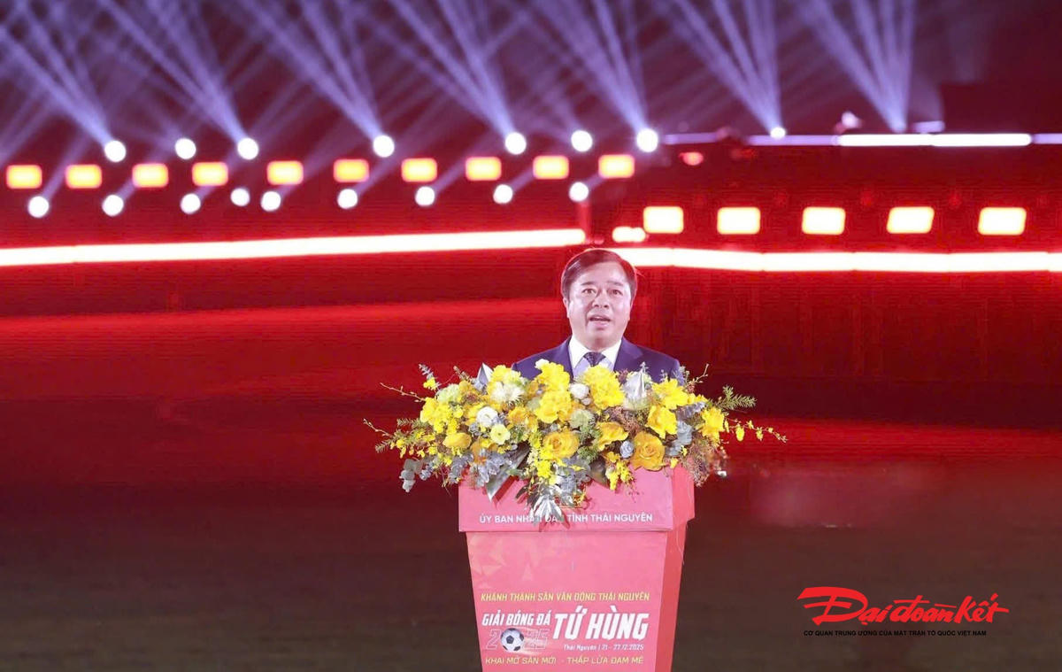 Ông Bùi Văn Lương, Phó Chủ tịch UBND tỉnh Thái Nguyên đọc diễn văn khai mạc Giải bóng đá Tứ hùng - Thái Nguyên 2025. Ảnh: Toán Nguyễn.