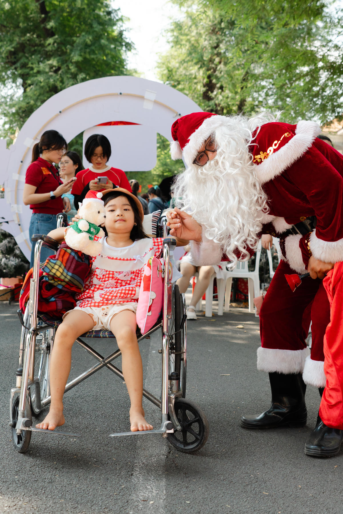 Bệnh nhi được nhận quà từ ông Già Noel. Ảnh: T.M