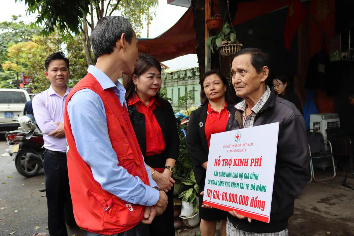 Hội Chữ thập đỏ TP Đà Nẵng phối hợp Cụm thi đua số 1 trao 60 triệu đồng hỗ trợ ông Đỗ Tất Thiện (tổ 50HM, phường Thanh Khê) sửa nhà, ổn định cuộc sống. Ảnh: Nguyễn Tú