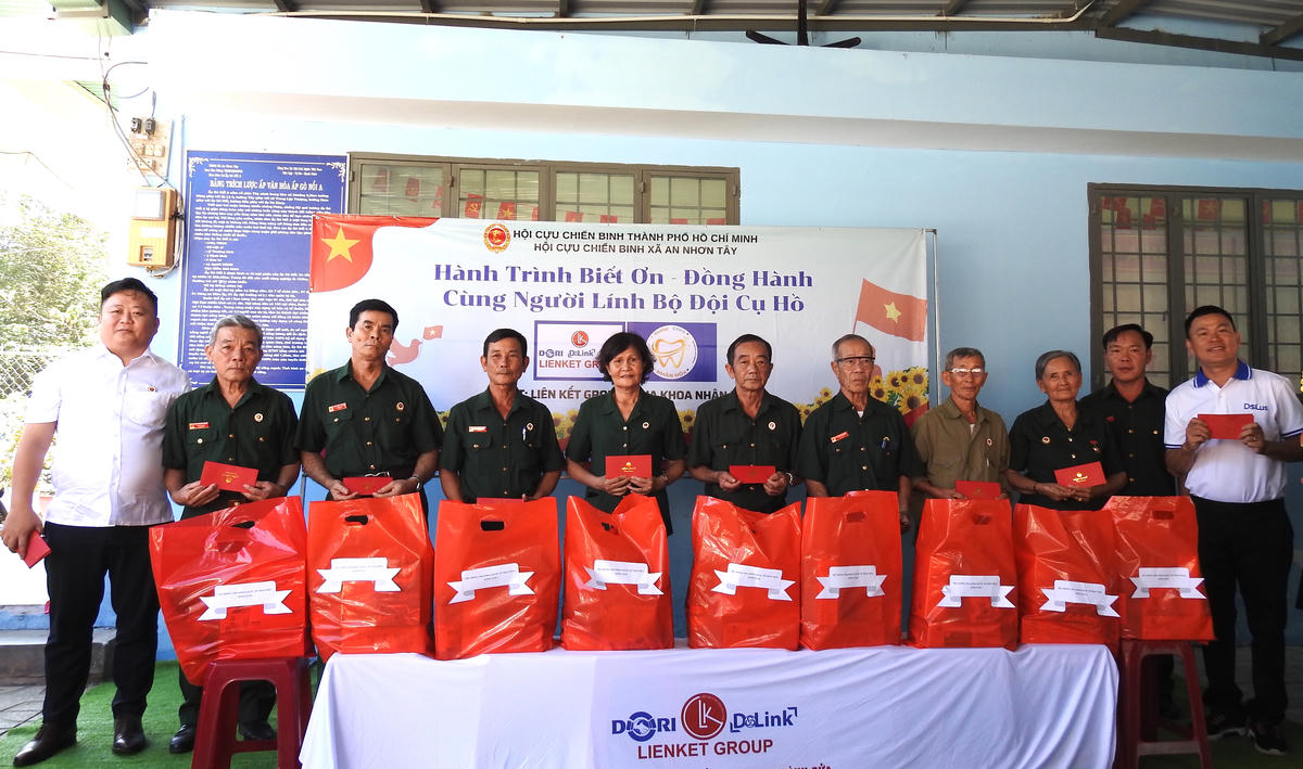 Ông Nguyễn Văn Tuân (ngoài vùng bên trái) trao quà các suất quà tới cựu chiến binh ở An Nhơn Tây. Ảnh: Đ.Xá.