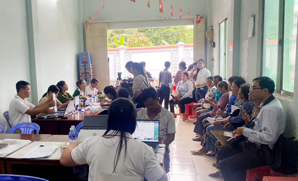 Thực hiện mô hình "Ngày thứ bảy vì dân", các cán bộ, công chức phường Sóc Trăng đến tận nhà văn hóa khu vực giải quyết thủ tục hành chính cho người dân.