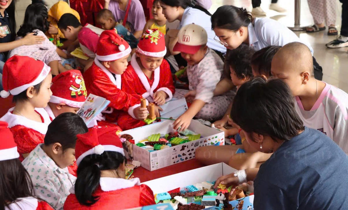 Trong dịp này, ngoài được quà, bệnh nhi còn được tham gia nhiều trò chơi. Ảnh:B.V