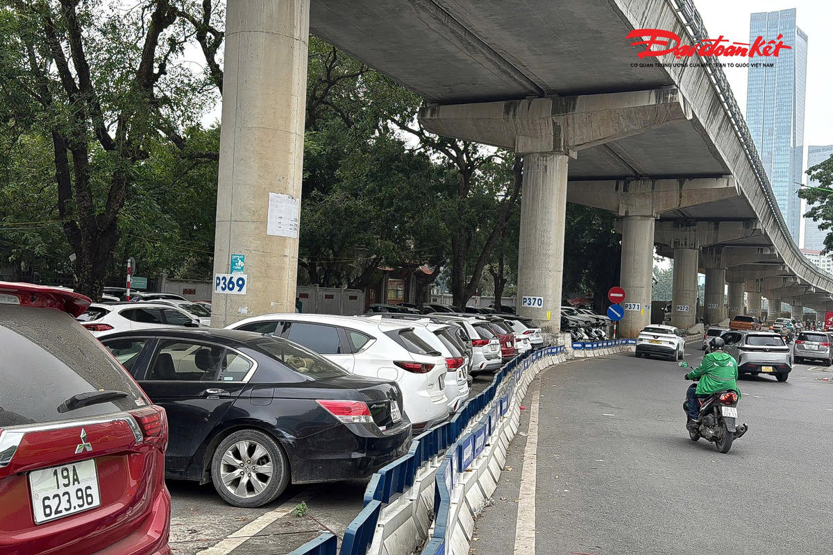 Quanh bãi xe trước đền Voi Phục chỉ có tấm biển sơ sài ghi dòng chữ "Điểm trông giữ xe ngày và đêm", không nêu tên tổ chức đứng ra trông giữ phương tiện.