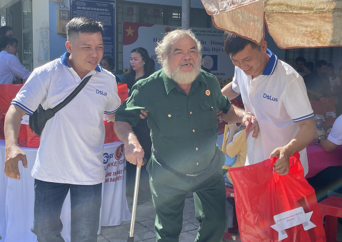 Các cựu chiến binh vùng địa đạo Củ Chi vui mừng vì những món quà tri ân của thế hệ trẻ hôm nay. Ảnh: Đ.Xá.