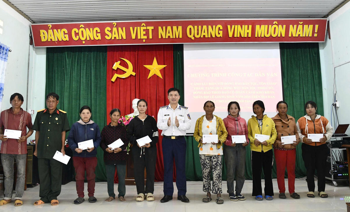 Đại tá Nguyễn Tiến Đức, Phó Chính ủy Vùng Cảnh sát biển 2 trao quà tặng bà con đồng bào dân tộc thiểu số xã Chơ Long. Ảnh: CV.