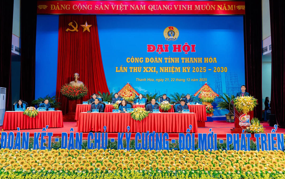 Đoàn Chủ tịch điều hành đại hội. Ảnh: TLA