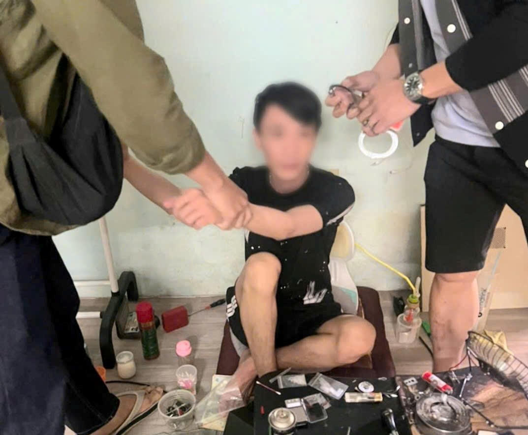 Lực lượng Công an bắt giữ các đối tượng tàng trữ, mua bán trái phép chất ma túy. Ảnh: CV.