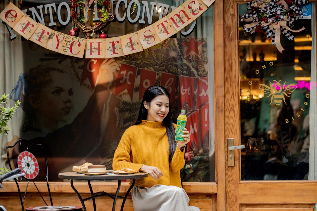 Giữa deadline và cuộc sống vội vã, chỉ một khoảnh khắc dừng lại với chai Trà Xanh Không Độ
mát lạnh cũng đủ giúp tinh thần nhẹ bẫng và tìm lại sự cân bằng.