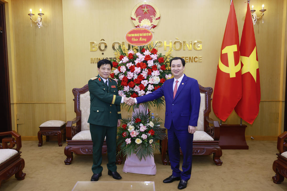 Ông Vũ Văn Tiến, Ủy viên Đoàn Chủ tịch, Trưởng ban Tuyên giáo Cơ quan UBTƯ MTTQ.  Việt Nam tặng hoa chúc mừng Bộ Quốc phòng.