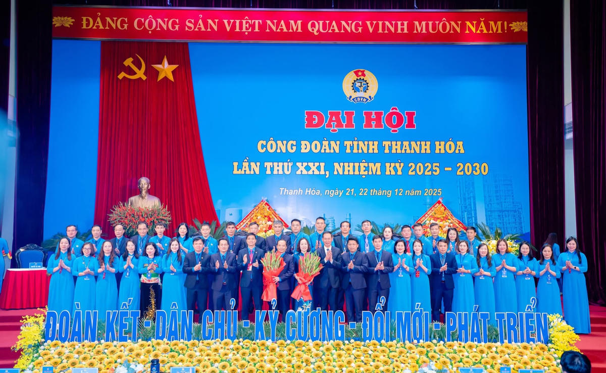 Ban Chấp hành LĐLĐ tỉnh Thanh Hóa khóa XXI, nhiệm kỳ 2025 - 2030 ra mắt đại hội. Ảnh: TLA