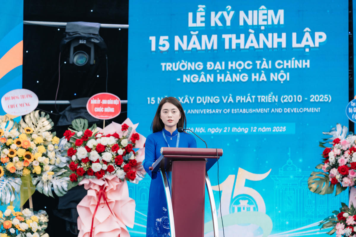 Cô giáo Quách Thị Thu Hằng phát biểu.