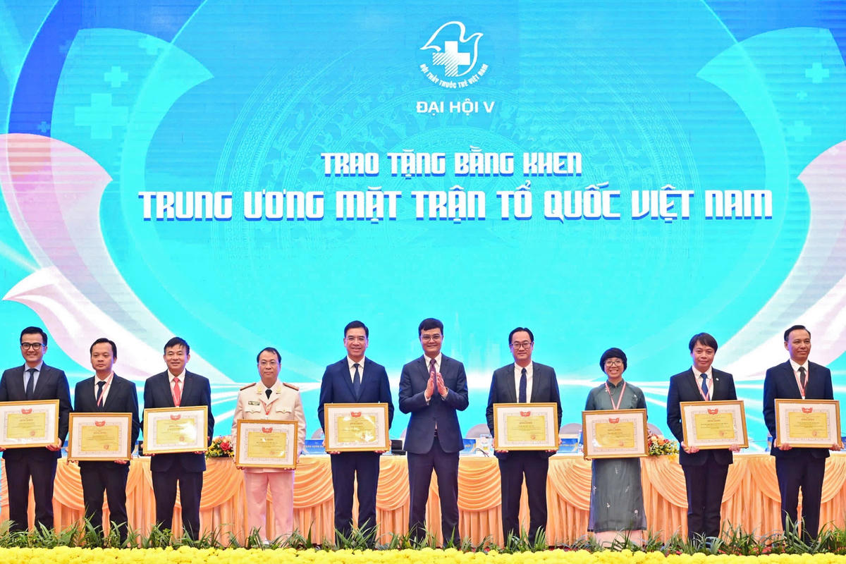 Ông Bùi Quang Huy trao Bằng khen của UBTƯ MTTQ Việt Nam tặng các cá nhân tiêu biểu, xuất sắc. Ảnh: Linh Phan.