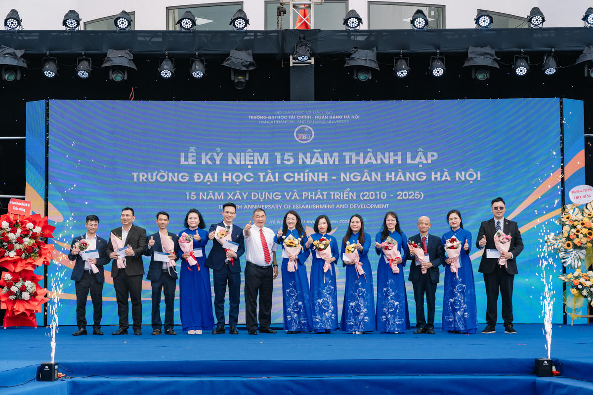 Lãnh đạo FBU tri ân các thầy cô.