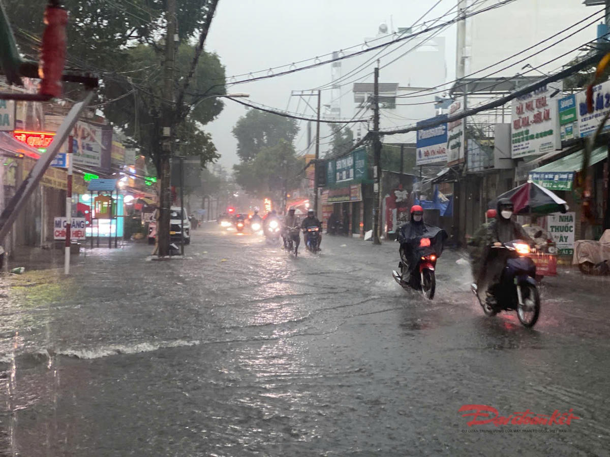 Ngập úng đô thị đang là một trong các thách thức lớn của siêu đô thị TP Hồ Chí Minh. Ảnh: Hồng Phúc.